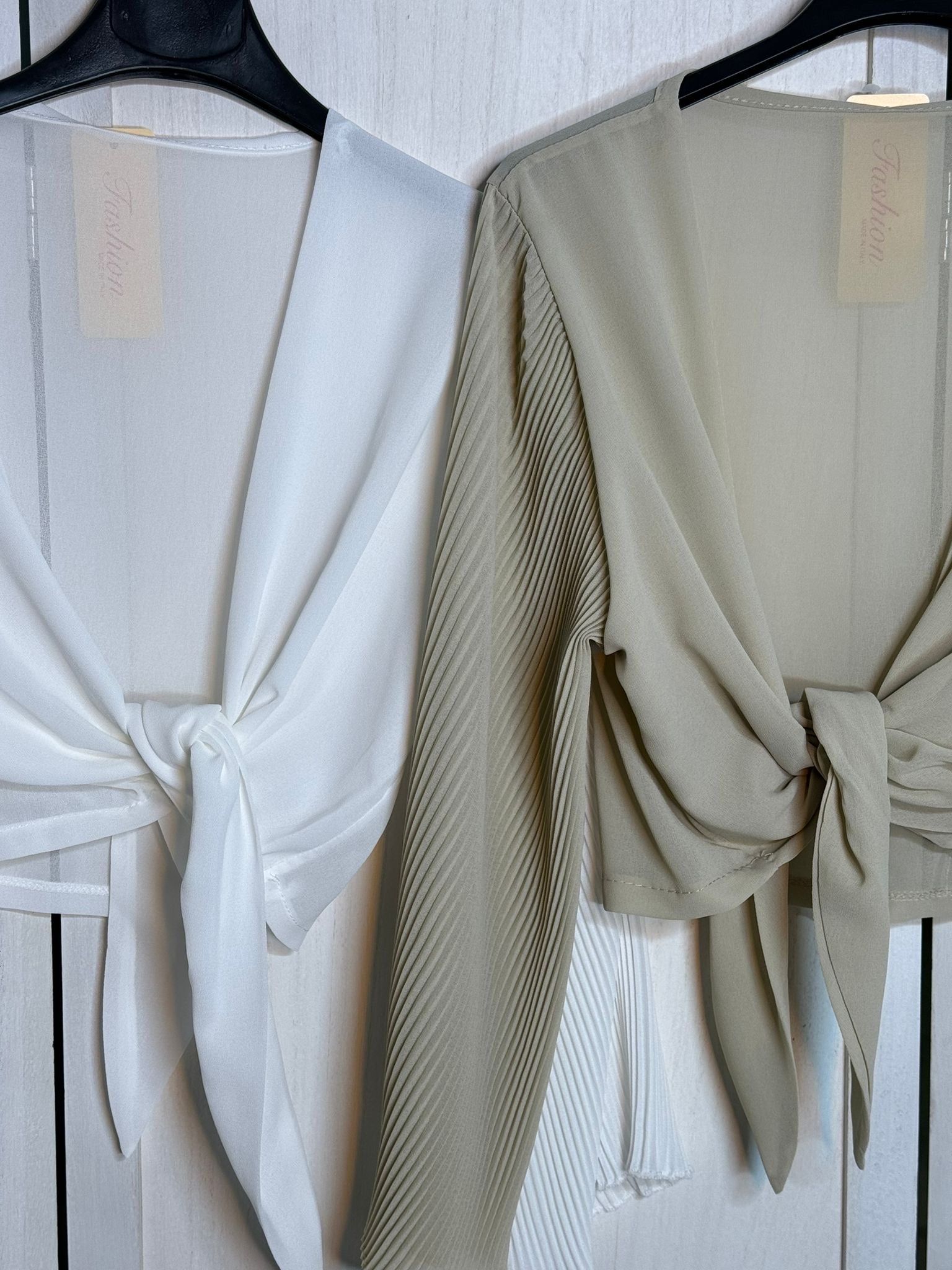 Top con manica larga e nodo frontale