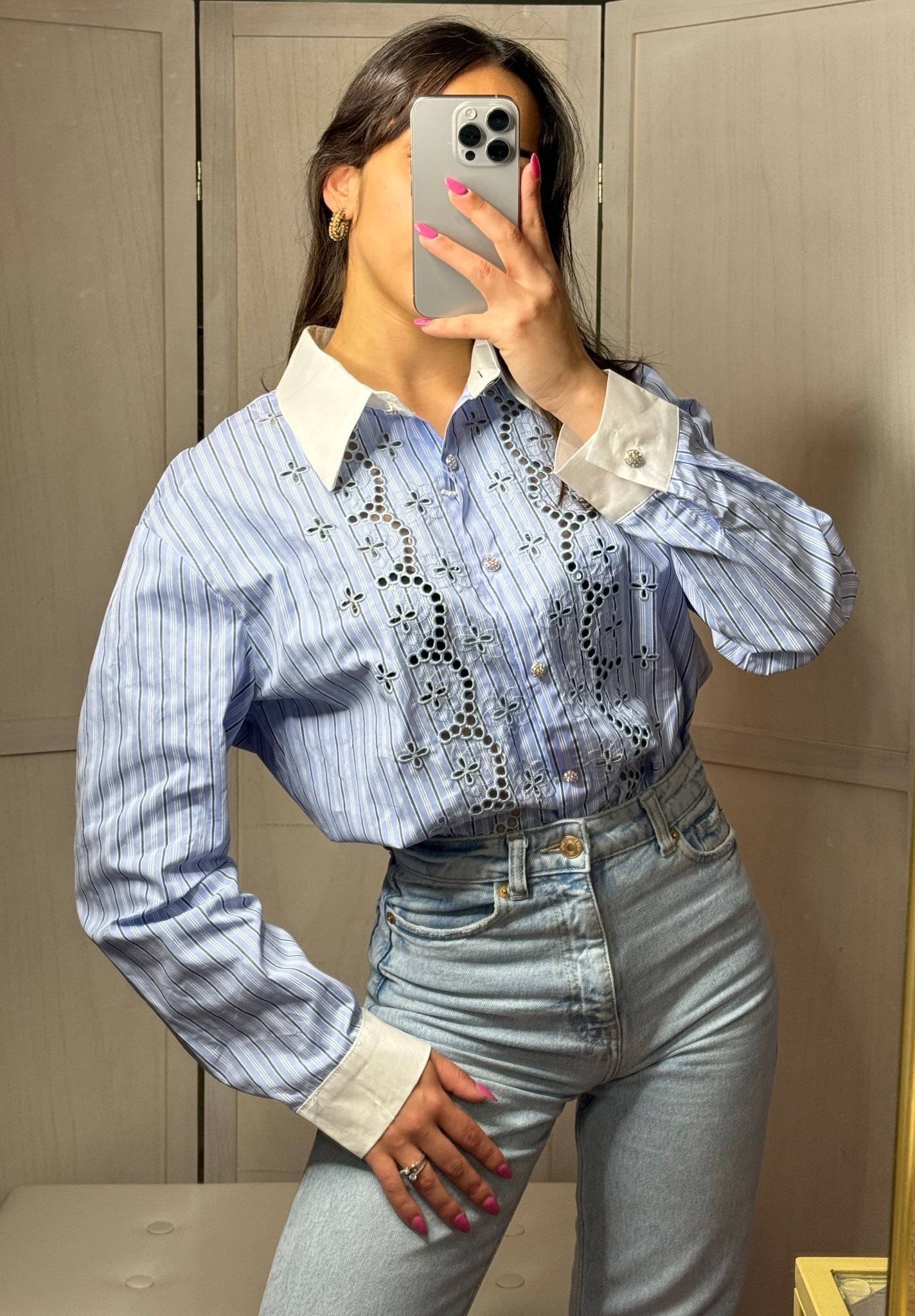 Camicia a righe con bottoni gioiello