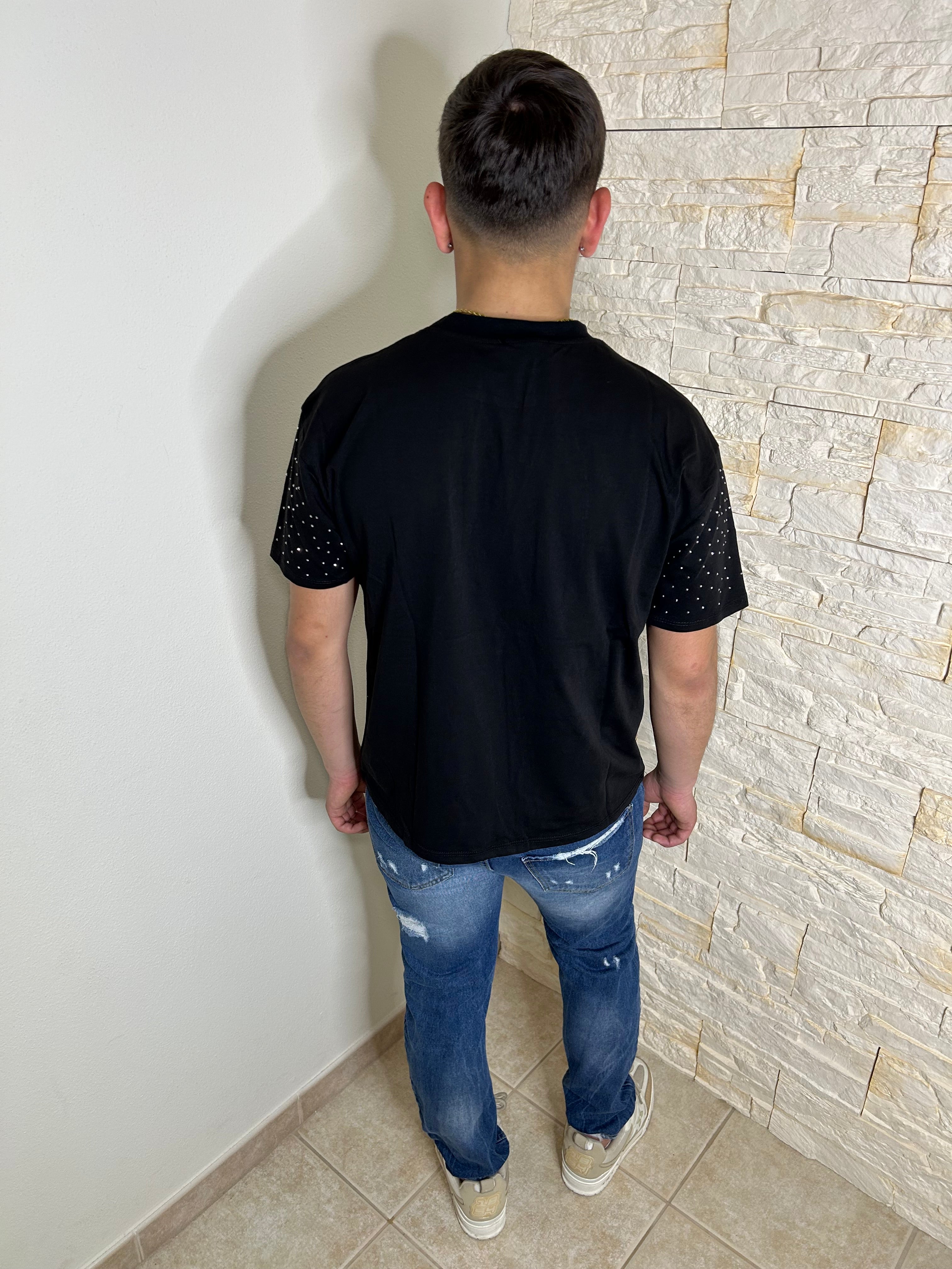 T-shirt nera con strass