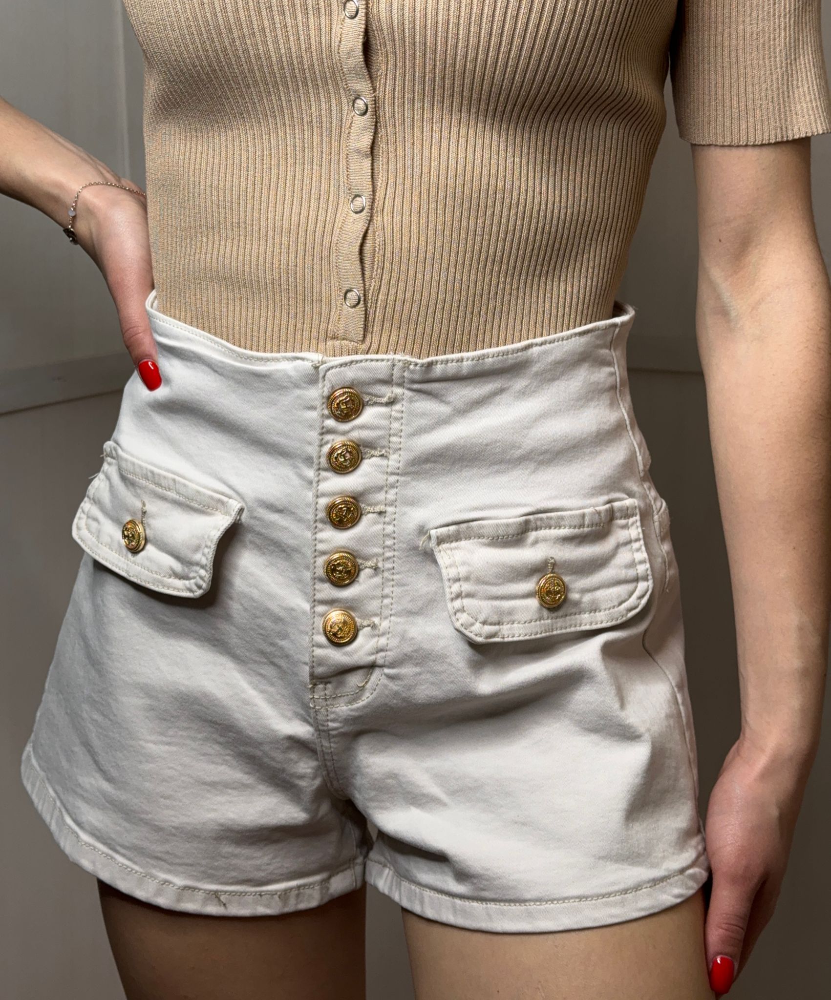 Shorts panna con bottoni oro