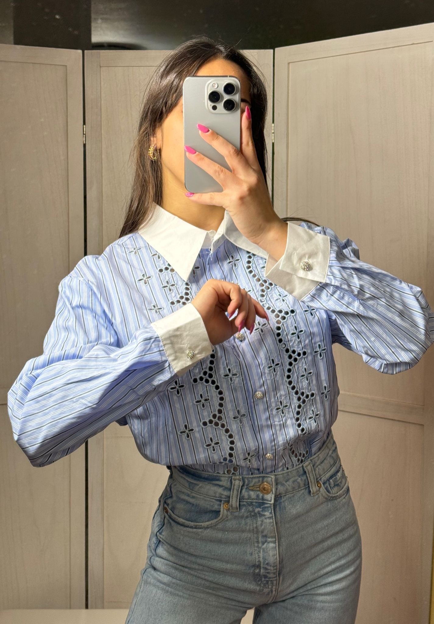 Camicia a righe con bottoni gioiello