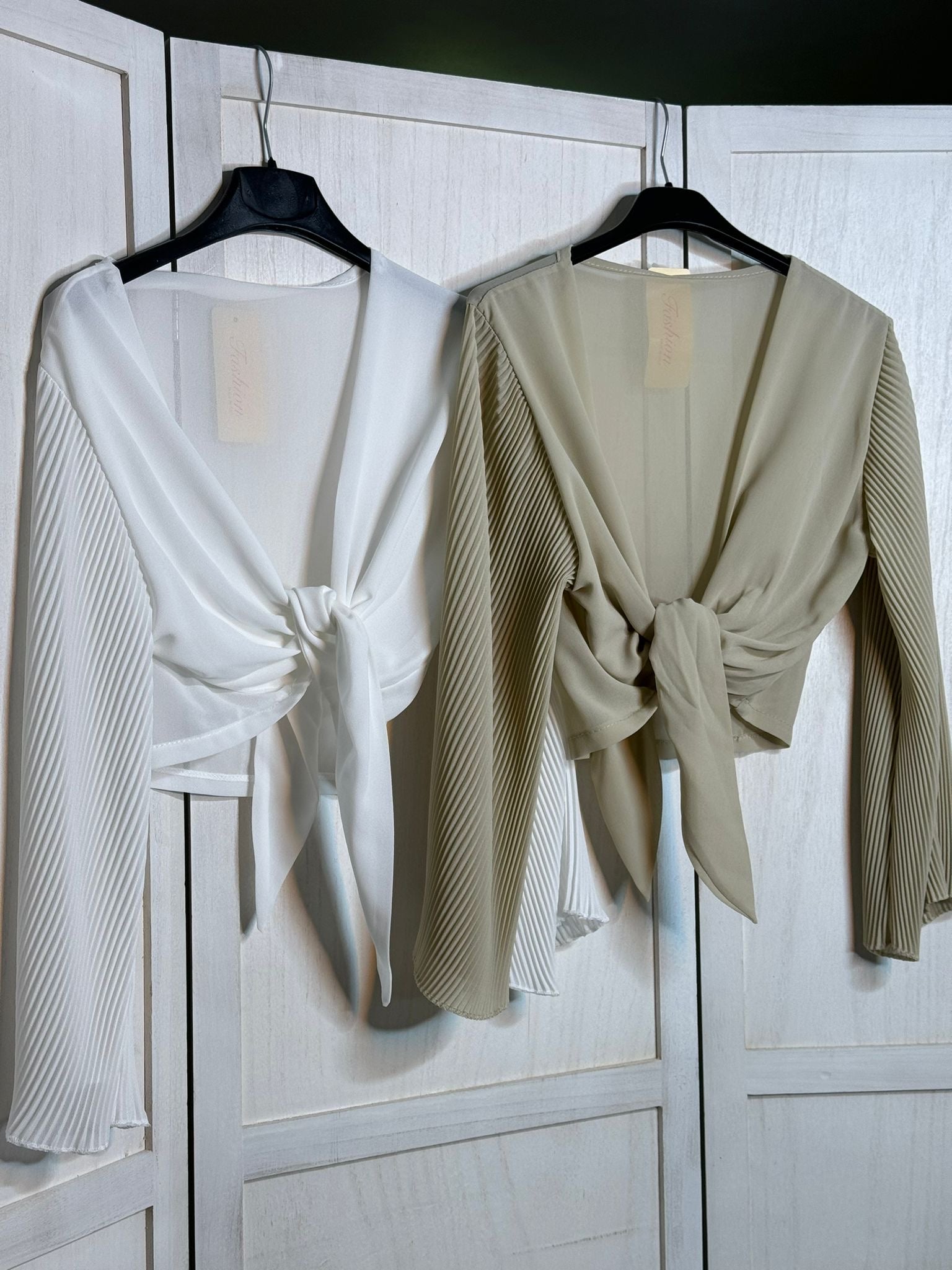 Top con manica larga e nodo frontale