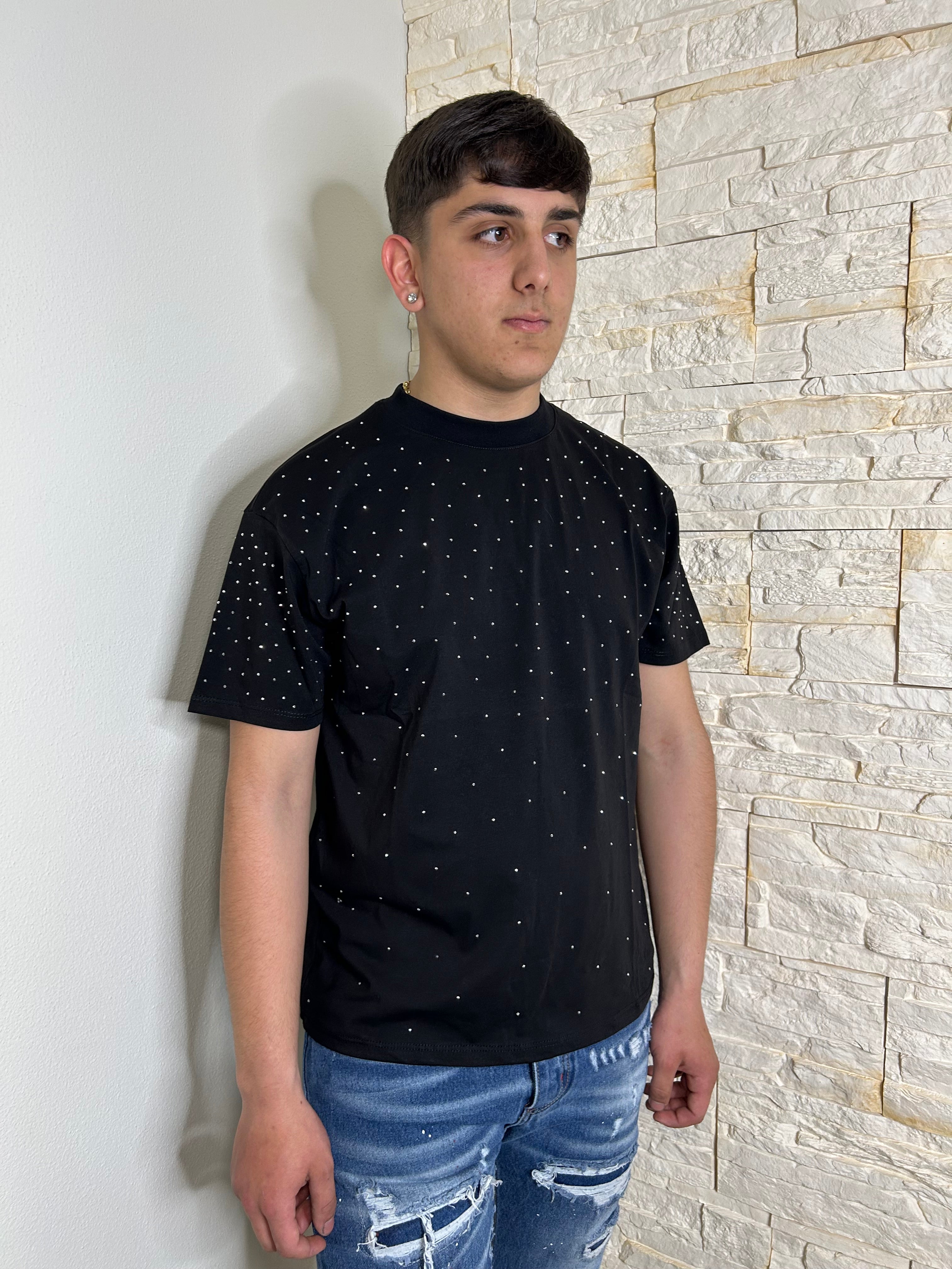 T-shirt nera con strass