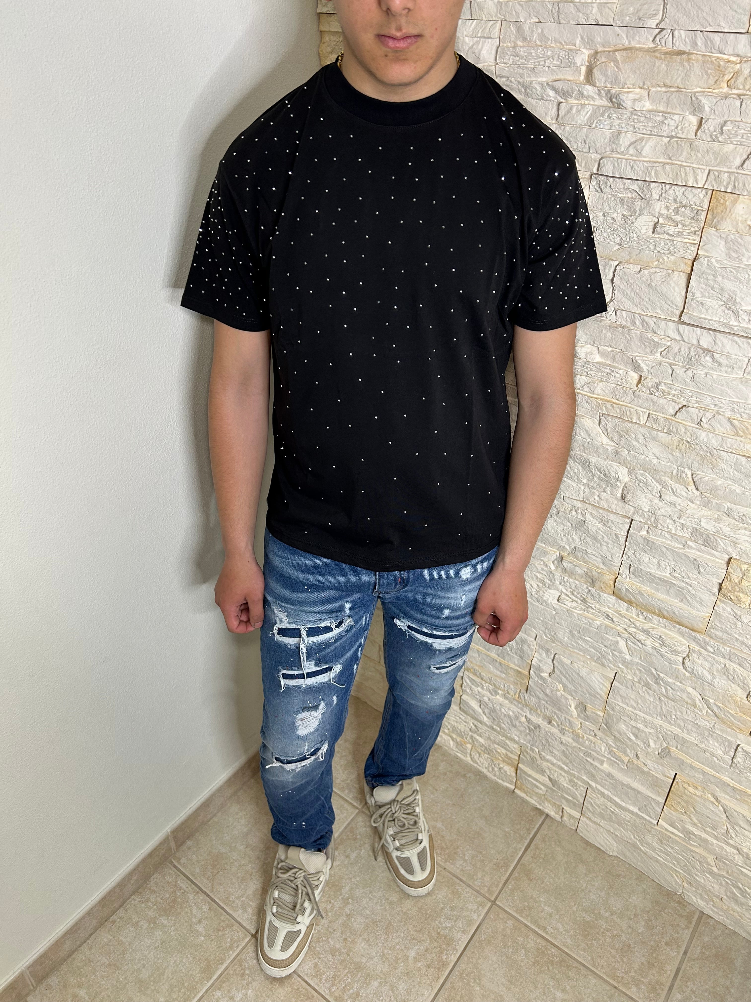 T-shirt nera con strass
